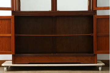 和製ビンテージ　花梨(カリン)材　螺鈿(ラデン)細工　象嵌入り　雅やかな佇まいが空間に華やぎをもたらす三面ガラスキャビネット　(R-079158)