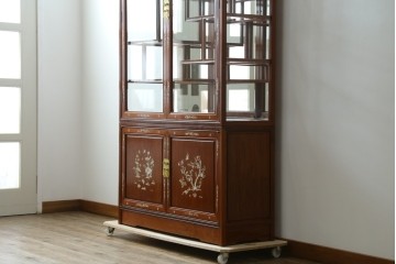 和製ビンテージ　花梨(カリン)材　螺鈿(ラデン)細工　象嵌入り　雅やかな佇まいが空間に華やぎをもたらす三面ガラスキャビネット　(R-079158)