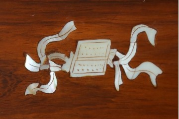 和製ビンテージ　花梨(カリン)材　螺鈿(ラデン)細工　象嵌入り　雅やかな佇まいが空間に華やぎをもたらす三面ガラスキャビネット　(R-079158)