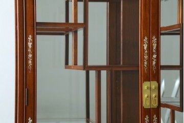 和製ビンテージ　花梨(カリン)材　螺鈿(ラデン)細工　象嵌入り　雅やかな佇まいが空間に華やぎをもたらす三面ガラスキャビネット　(R-079158)