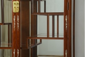 和製ビンテージ　花梨(カリン)材　螺鈿(ラデン)細工　象嵌入り　雅やかな佇まいが空間に華やぎをもたらす三面ガラスキャビネット　(R-079158)