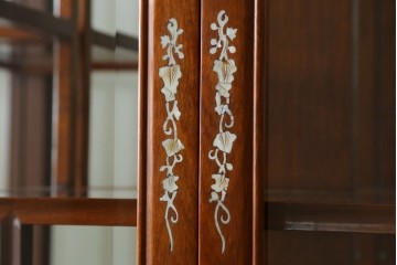 和製ビンテージ　花梨(カリン)材　螺鈿(ラデン)細工　象嵌入り　雅やかな佇まいが空間に華やぎをもたらす三面ガラスキャビネット　(R-079158)