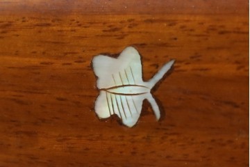 和製ビンテージ　花梨(カリン)材　螺鈿(ラデン)細工　象嵌入り　雅やかな佇まいが空間に華やぎをもたらす三面ガラスキャビネット　(R-079158)