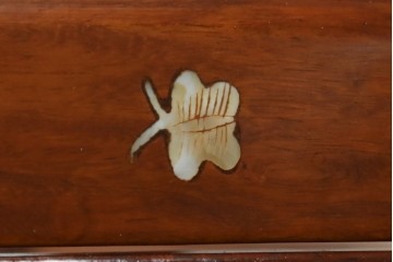 和製ビンテージ　花梨(カリン)材　螺鈿(ラデン)細工　象嵌入り　雅やかな佇まいが空間に華やぎをもたらす三面ガラスキャビネット　(R-079158)