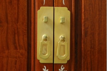 和製ビンテージ　花梨(カリン)材　螺鈿(ラデン)細工　象嵌入り　雅やかな佇まいが空間に華やぎをもたらす三面ガラスキャビネット　(R-079158)