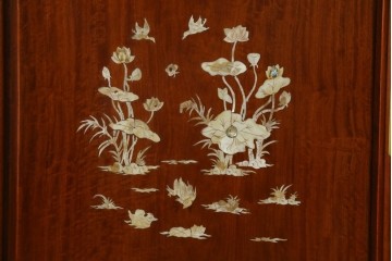 和製ビンテージ　花梨(カリン)材　螺鈿(ラデン)細工　象嵌入り　雅やかな佇まいが空間に華やぎをもたらす三面ガラスキャビネット　(R-079158)