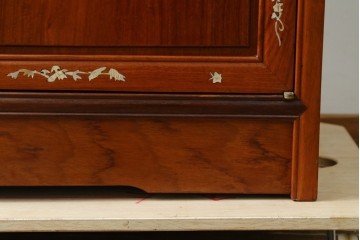 和製ビンテージ　花梨(カリン)材　螺鈿(ラデン)細工　象嵌入り　雅やかな佇まいが空間に華やぎをもたらす三面ガラスキャビネット　(R-079158)