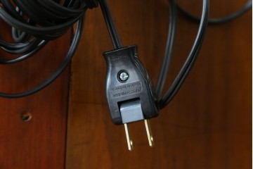 和製ビンテージ　花梨(カリン)材　螺鈿(ラデン)細工　象嵌入り　雅やかな佇まいが空間に華やぎをもたらす三面ガラスキャビネット　(R-079158)