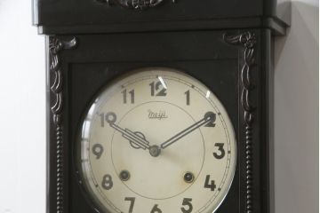 アンティーク時計　昭和レトロ　Meiji(明治時計社)　クォーツ式　意匠が細かいシックな掛け時計(古時計、柱時計、振り子時計)(R-079160)