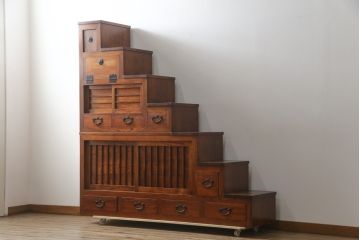中古　美品!!　特注品　最高級品!!　職人手造り　通産大臣指定伝統的工芸品　岩谷堂箪笥　総欅(ケヤキ)材　漆塗りの二段重ね階段箪笥(収納箪笥、整理タンス、和たんす)(定価推定約200万円)(R-079165)