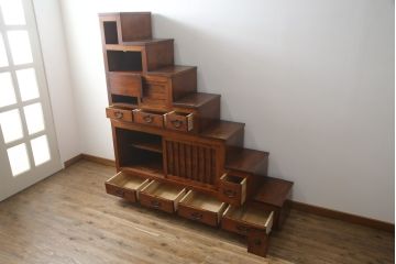 中古　美品!!　特注品　最高級品!!　職人手造り　通産大臣指定伝統的工芸品　岩谷堂箪笥　総欅(ケヤキ)材　漆塗りの二段重ね階段箪笥(収納箪笥、整理タンス、和たんす)(定価推定約200万円)(R-079165)