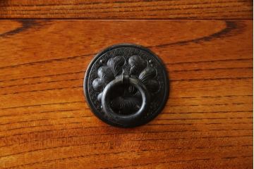 中古　美品!!　特注品　最高級品!!　職人手造り　通産大臣指定伝統的工芸品　岩谷堂箪笥　総欅(ケヤキ)材　漆塗りの二段重ね階段箪笥(収納箪笥、整理タンス、和たんす)(定価推定約200万円)(R-079165)