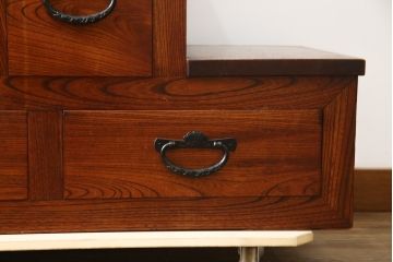 中古　美品!!　特注品　最高級品!!　職人手造り　通産大臣指定伝統的工芸品　岩谷堂箪笥　総欅(ケヤキ)材　漆塗りの二段重ね階段箪笥(収納箪笥、整理タンス、和たんす)(定価推定約200万円)(R-079165)