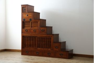 中古　美品!!　特注品　最高級品!!　職人手造り　通産大臣指定伝統的工芸品　岩谷堂箪笥　総欅(ケヤキ)材　漆塗りの二段重ね階段箪笥(収納箪笥、整理タンス、和たんす)(定価推定約200万円)(R-079165)