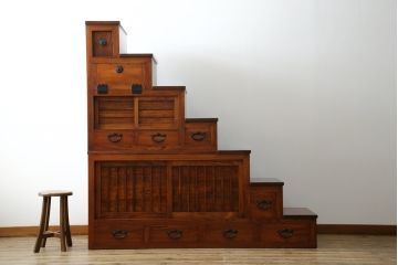 中古　美品!!　特注品　最高級品!!　職人手造り　通産大臣指定伝統的工芸品　岩谷堂箪笥　総欅(ケヤキ)材　漆塗りの二段重ね階段箪笥(収納箪笥、整理タンス、和たんす)(定価推定約200万円)(R-079165)