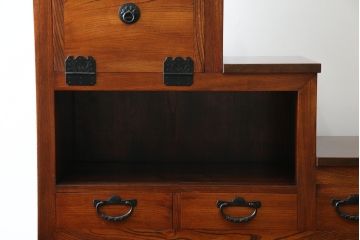 中古　美品!!　特注品　最高級品!!　職人手造り　通産大臣指定伝統的工芸品　岩谷堂箪笥　総欅(ケヤキ)材　漆塗りの二段重ね階段箪笥(収納箪笥、整理タンス、和たんす)(定価推定約200万円)(R-079165)
