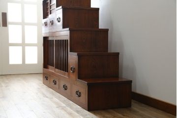 中古　美品!!　特注品　最高級品!!　職人手造り　通産大臣指定伝統的工芸品　岩谷堂箪笥　総欅(ケヤキ)材　漆塗りの二段重ね階段箪笥(収納箪笥、整理タンス、和たんす)(定価推定約200万円)(R-079165)