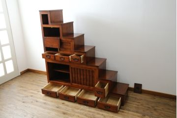 中古　美品!!　特注品　最高級品!!　職人手造り　通産大臣指定伝統的工芸品　岩谷堂箪笥　総欅(ケヤキ)材　漆塗りの二段重ね階段箪笥(収納箪笥、整理タンス、和たんす)(定価推定約200万円)(R-079165)