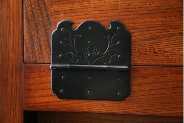 中古　美品!!　特注品　最高級品!!　職人手造り　通産大臣指定伝統的工芸品　岩谷堂箪笥　総欅(ケヤキ)材　漆塗りの二段重ね階段箪笥(収納箪笥、整理タンス、和たんす)(定価推定約200万円)(R-079165)