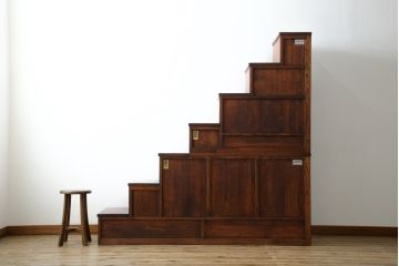 中古　美品!!　特注品　最高級品!!　職人手造り　通産大臣指定伝統的工芸品　岩谷堂箪笥　総欅(ケヤキ)材　漆塗りの二段重ね階段箪笥(収納箪笥、整理タンス、和たんす)(定価推定約200万円)(R-079165)