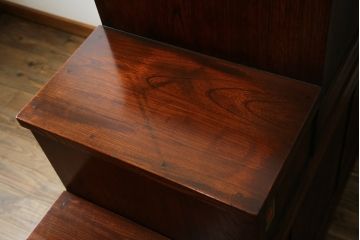 中古　美品!!　特注品　最高級品!!　職人手造り　通産大臣指定伝統的工芸品　岩谷堂箪笥　総欅(ケヤキ)材　漆塗りの二段重ね階段箪笥(収納箪笥、整理タンス、和たんす)(定価推定約200万円)(R-079165)