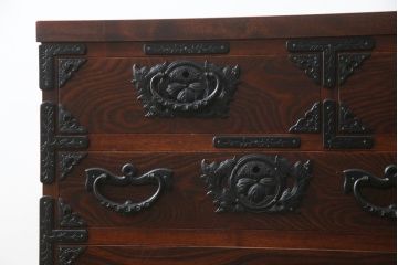 中古　美品!!　岩谷堂箪笥　四尺丸清水型　力強い木目と重厚感ある金具が魅力の和箪笥(整理箪笥、衣装タンス、収納たんす、引き出し、サイドボード、サイドチェスト)(R-079166)