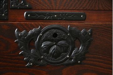 中古　美品!!　岩谷堂箪笥　四尺丸清水型　力強い木目と重厚感ある金具が魅力の和箪笥(整理箪笥、衣装タンス、収納たんす、引き出し、サイドボード、サイドチェスト)(R-079166)