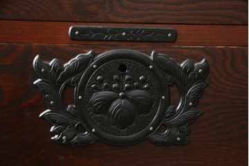 中古　美品!!　岩谷堂箪笥　四尺丸清水型　力強い木目と重厚感ある金具が魅力の和箪笥(整理箪笥、衣装タンス、収納たんす、引き出し、サイドボード、サイドチェスト)(R-079166)