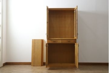 中古　飛騨産業　キツツキマーク　森のことばシリーズ　節を主役とした木本来の味わいを楽しめるキャビネット(食器棚、カップボード、収納棚、戸棚、飾り棚)(定価約44万円)(R-079167)