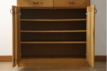 中古　飛騨産業　キツツキマーク　森のことばシリーズ　節を主役とした木本来の味わいを楽しめるキャビネット(食器棚、カップボード、収納棚、戸棚、飾り棚)(定価約44万円)(R-079167)