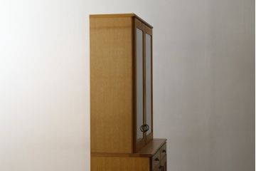 中古　飛騨産業　キツツキマーク　森のことばシリーズ　節を主役とした木本来の味わいを楽しめるキャビネット(食器棚、カップボード、収納棚、戸棚、飾り棚)(定価約44万円)(R-079167)