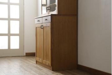 中古　飛騨産業　キツツキマーク　森のことばシリーズ　節を主役とした木本来の味わいを楽しめるキャビネット(食器棚、カップボード、収納棚、戸棚、飾り棚)(定価約44万円)(R-079167)