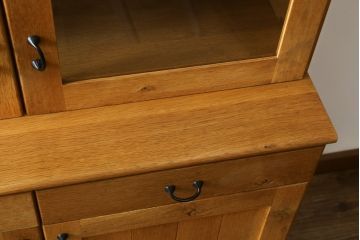 中古　飛騨産業　キツツキマーク　森のことばシリーズ　節を主役とした木本来の味わいを楽しめるキャビネット(食器棚、カップボード、収納棚、戸棚、飾り棚)(定価約44万円)(R-079167)