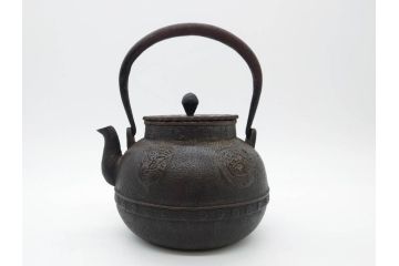 南部　祥雲堂　細かなデザインが印象的な鉄瓶(湯沸、湯瓶、茶道具、茶器、記念、サーチライト、バルーン、大黒天、鳥、エンブレム、紋章)(R-079175)