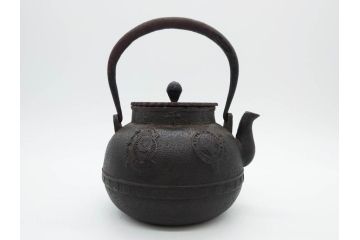 南部　祥雲堂　細かなデザインが印象的な鉄瓶(湯沸、湯瓶、茶道具、茶器、記念、サーチライト、バルーン、大黒天、鳥、エンブレム、紋章)(R-079175)