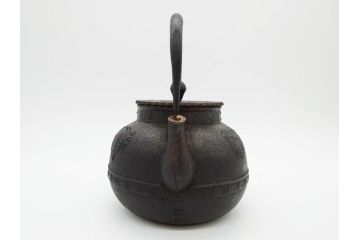 南部　祥雲堂　細かなデザインが印象的な鉄瓶(湯沸、湯瓶、茶道具、茶器、記念、サーチライト、バルーン、大黒天、鳥、エンブレム、紋章)(R-079175)