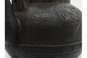 南部　祥雲堂　細かなデザインが印象的な鉄瓶(湯沸、湯瓶、茶道具、茶器、記念、サーチライト、バルーン、大黒天、鳥、エンブレム、紋章)(R-079175)
