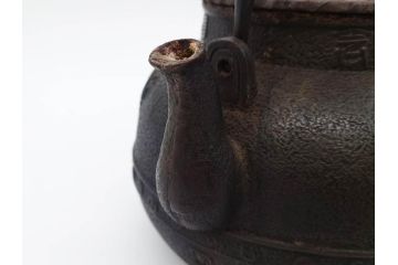 南部　祥雲堂　細かなデザインが印象的な鉄瓶(湯沸、湯瓶、茶道具、茶器、記念、サーチライト、バルーン、大黒天、鳥、エンブレム、紋章)(R-079175)