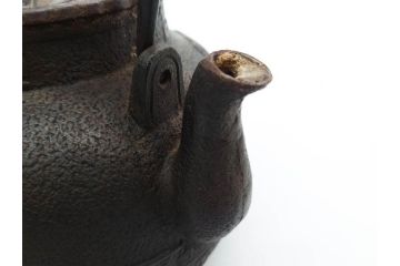 南部　祥雲堂　細かなデザインが印象的な鉄瓶(湯沸、湯瓶、茶道具、茶器、記念、サーチライト、バルーン、大黒天、鳥、エンブレム、紋章)(R-079175)
