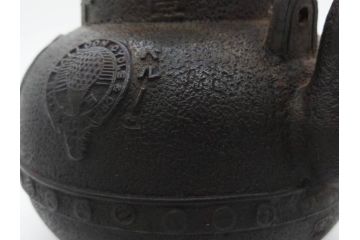 南部　祥雲堂　細かなデザインが印象的な鉄瓶(湯沸、湯瓶、茶道具、茶器、記念、サーチライト、バルーン、大黒天、鳥、エンブレム、紋章)(R-079175)