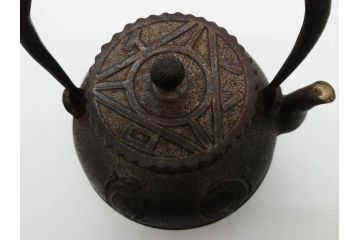 南部　祥雲堂　細かなデザインが印象的な鉄瓶(湯沸、湯瓶、茶道具、茶器、記念、サーチライト、バルーン、大黒天、鳥、エンブレム、紋章)(R-079175)