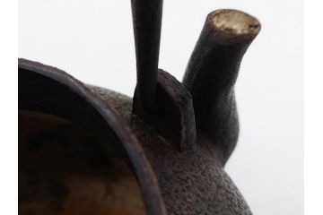 南部　祥雲堂　細かなデザインが印象的な鉄瓶(湯沸、湯瓶、茶道具、茶器、記念、サーチライト、バルーン、大黒天、鳥、エンブレム、紋章)(R-079175)