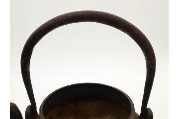 南部　祥雲堂　細かなデザインが印象的な鉄瓶(湯沸、湯瓶、茶道具、茶器、記念、サーチライト、バルーン、大黒天、鳥、エンブレム、紋章)(R-079175)