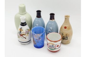 昭和期　当時物　戦中　水筒1点・ガラスコップ1点・徳利4点・猪口1点の合計7点セット(九谷焼、金彩、色絵、旧日本軍、陸軍、海軍、日章旗、支那事変記念、武勇、萬歳、万歳、誉、肉弾、大海中山酒造店、菊、桜、グラス、酒器、とっくり、おちょこ、ぐい呑み、杯、盃、和食器、陶器、硝子)(R-079176)
