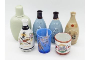 昭和期　当時物　戦中　水筒1点・ガラスコップ1点・徳利4点・猪口1点の合計7点セット(九谷焼、金彩、色絵、旧日本軍、陸軍、海軍、日章旗、支那事変記念、武勇、萬歳、万歳、誉、肉弾、大海中山酒造店、菊、桜、グラス、酒器、とっくり、おちょこ、ぐい呑み、杯、盃、和食器、陶器、硝子)(R-079176)
