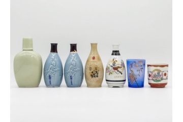 昭和期　当時物　戦中　水筒1点・ガラスコップ1点・徳利4点・猪口1点の合計7点セット(九谷焼、金彩、色絵、旧日本軍、陸軍、海軍、日章旗、支那事変記念、武勇、萬歳、万歳、誉、肉弾、大海中山酒造店、菊、桜、グラス、酒器、とっくり、おちょこ、ぐい呑み、杯、盃、和食器、陶器、硝子)(R-079176)
