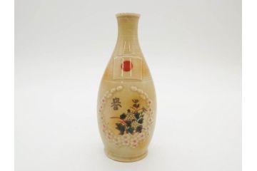 昭和期　当時物　戦中　水筒1点・ガラスコップ1点・徳利4点・猪口1点の合計7点セット(九谷焼、金彩、色絵、旧日本軍、陸軍、海軍、日章旗、支那事変記念、武勇、萬歳、万歳、誉、肉弾、大海中山酒造店、菊、桜、グラス、酒器、とっくり、おちょこ、ぐい呑み、杯、盃、和食器、陶器、硝子)(R-079176)