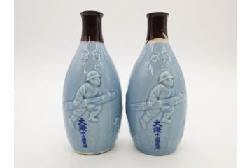 昭和期　当時物　戦中　水筒1点・ガラスコップ1点・徳利4点・猪口1点の合計7点セット(九谷焼、金彩、色絵、旧日本軍、陸軍、海軍、日章旗、支那事変記念、武勇、萬歳、万歳、誉、肉弾、大海中山酒造店、菊、桜、グラス、酒器、とっくり、おちょこ、ぐい呑み、杯、盃、和食器、陶器、硝子)(R-079176)