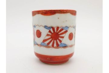 昭和期　当時物　戦中　水筒1点・ガラスコップ1点・徳利4点・猪口1点の合計7点セット(九谷焼、金彩、色絵、旧日本軍、陸軍、海軍、日章旗、支那事変記念、武勇、萬歳、万歳、誉、肉弾、大海中山酒造店、菊、桜、グラス、酒器、とっくり、おちょこ、ぐい呑み、杯、盃、和食器、陶器、硝子)(R-079176)