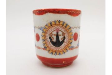 昭和期　当時物　戦中　水筒1点・ガラスコップ1点・徳利4点・猪口1点の合計7点セット(九谷焼、金彩、色絵、旧日本軍、陸軍、海軍、日章旗、支那事変記念、武勇、萬歳、万歳、誉、肉弾、大海中山酒造店、菊、桜、グラス、酒器、とっくり、おちょこ、ぐい呑み、杯、盃、和食器、陶器、硝子)(R-079176)